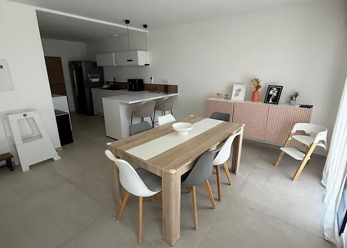 New Apartment, 3 Bedrooms, Sea View アパート